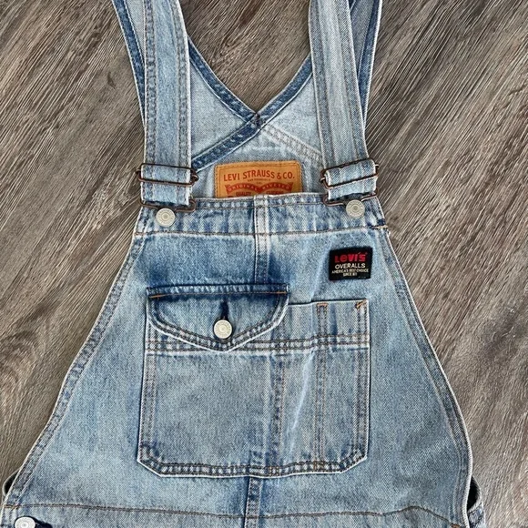 Levi’s | Denim Shortalls Light Wash - Picture 7 of 10